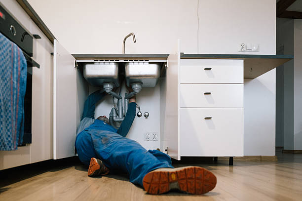 Professional Emergency Plumber technician working in Elmwood, NE